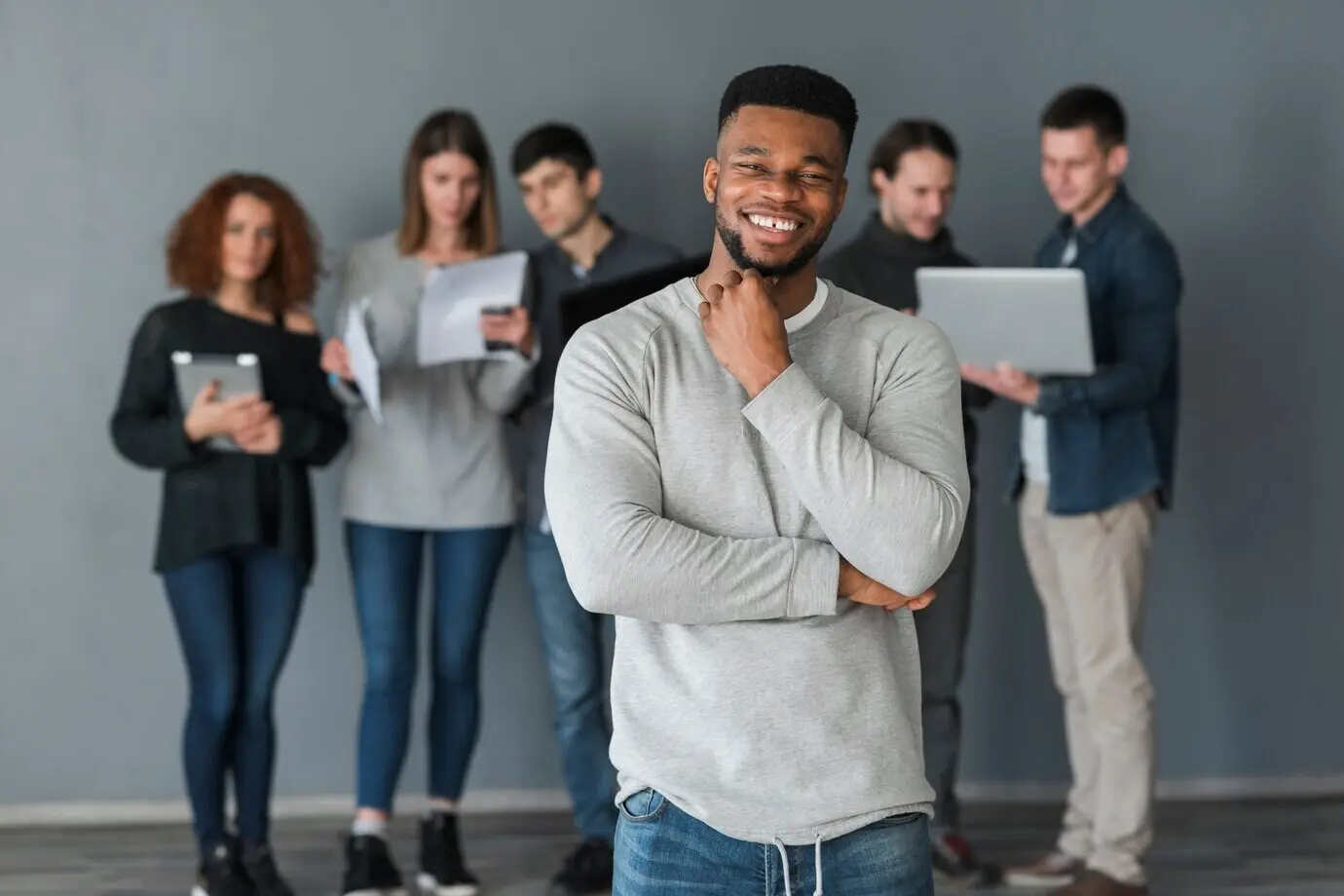 Grupo de personas con computadoras portátiles