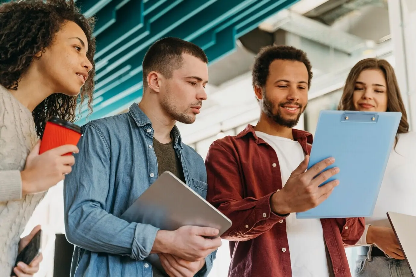 Reunión del equipo en la oficina